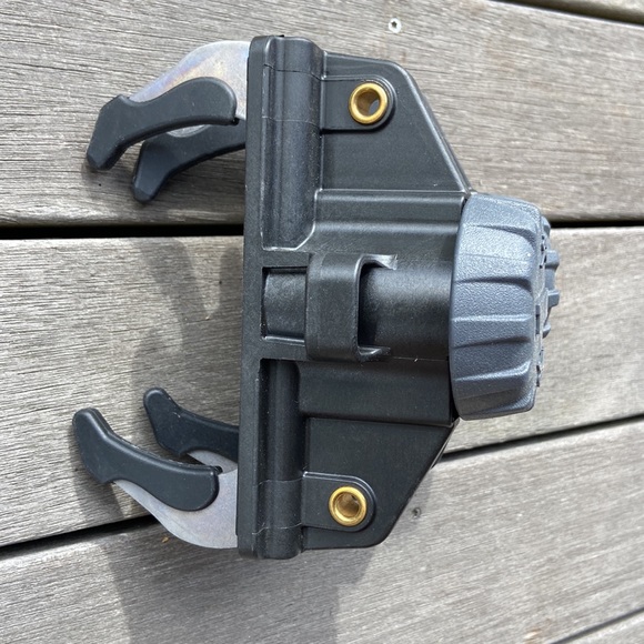 THULE Replacement Fast Grip Clamp for Thule Pulse Rooftop Cargo Boxes - Picture 3 of 4